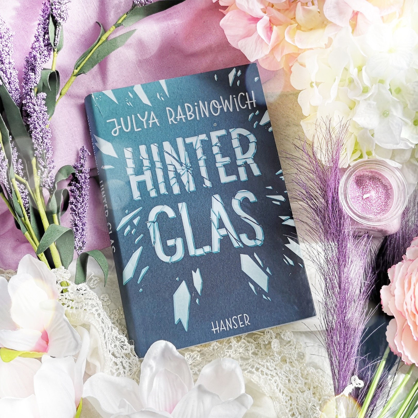 “Hinter Glas” von Julya Rabinowich Sue Timeless